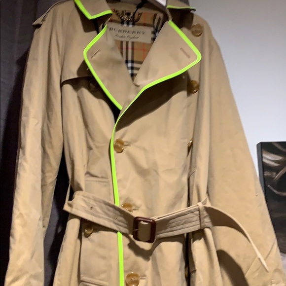 Burberry trenchcoat new condition made in Italy